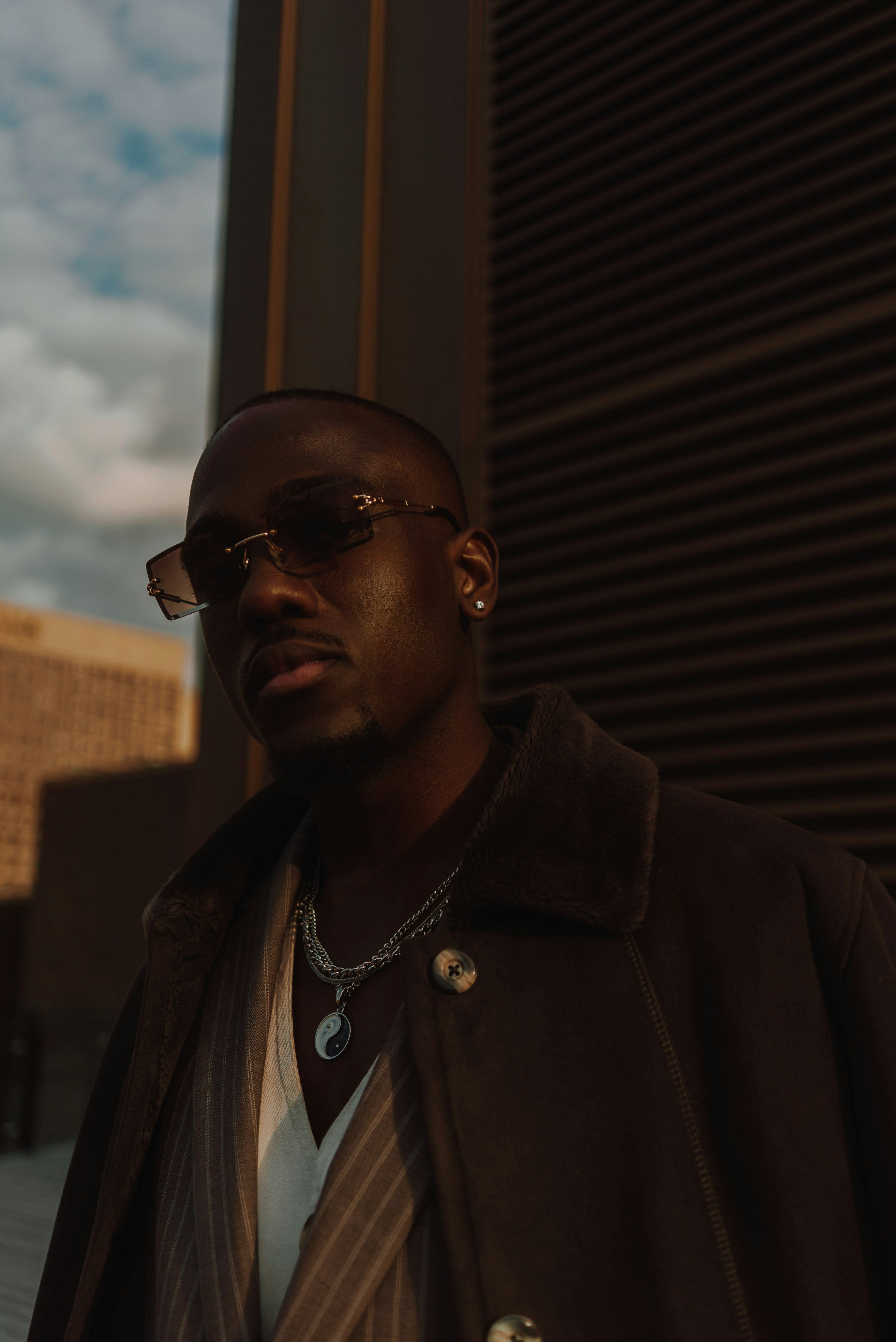 黒いサングラスをかけた茶色のコートの男の写真 Unsplashで見つける黒の無料写真