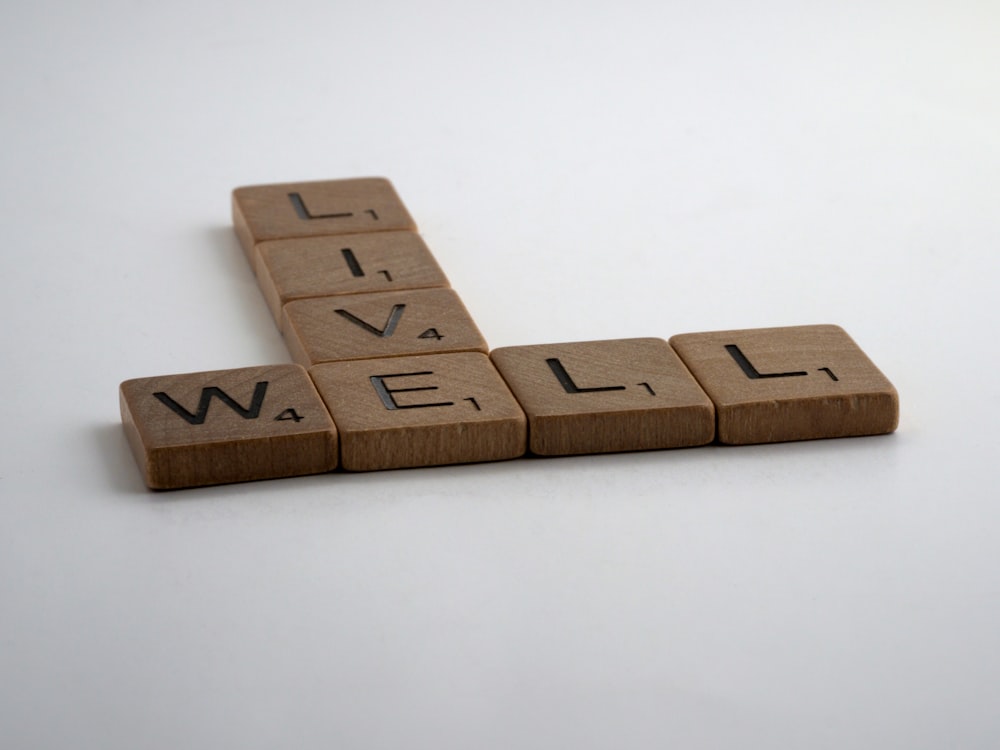 blocs de lettres en bois brun sur surface blanche