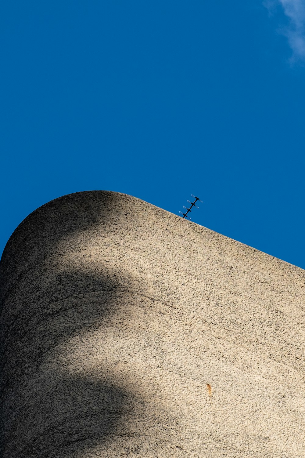 gray concrete wall under blue sky during daytime