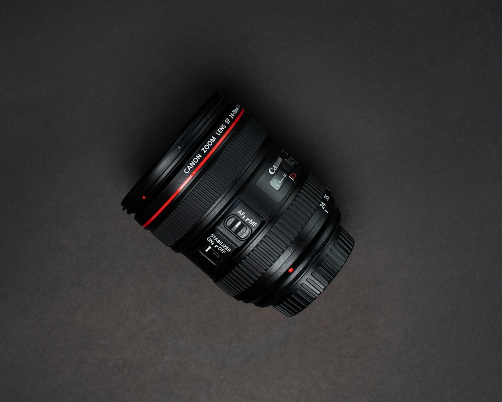 Schwarzes Nikon DSLR-Kameraobjektiv