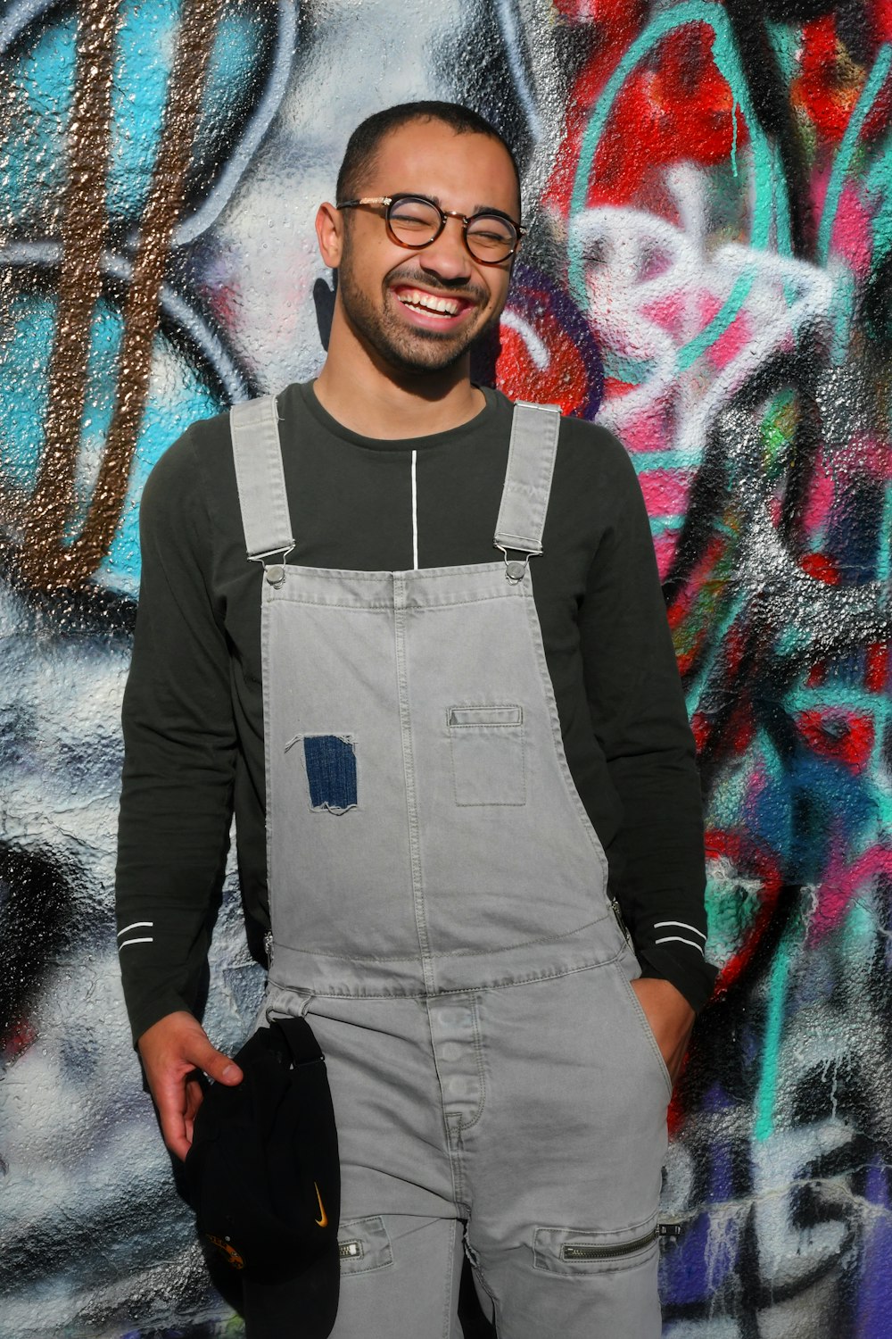 homme en noir et blanc chemise à manches longues