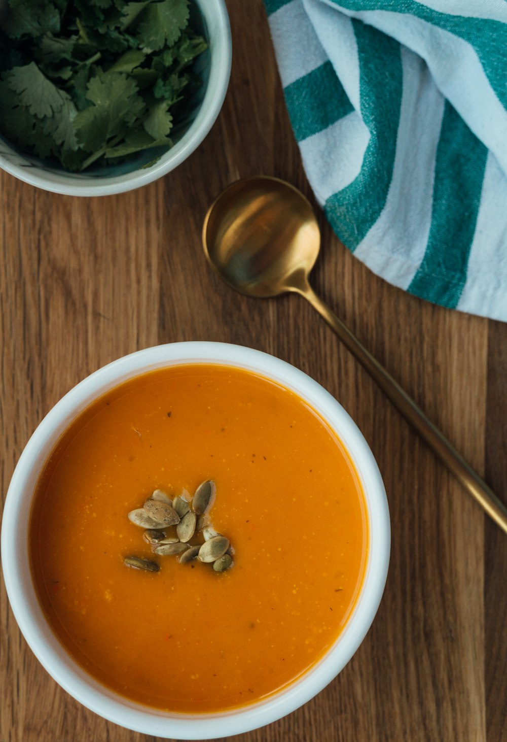 cuillère en bois brun avec soupe à l’orange