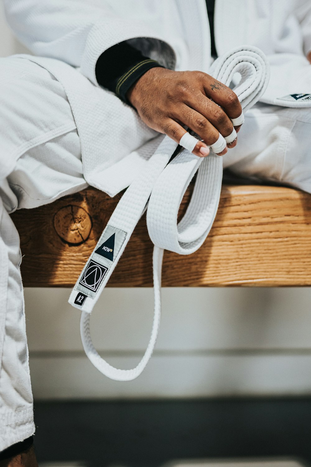 Person im weißen Hemd mit schwarzem Lederarmband