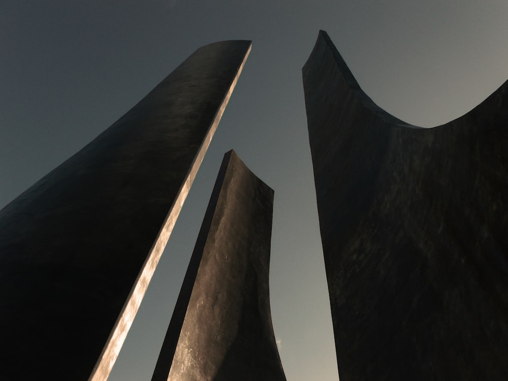 Un par de altas esculturas negras sentadas una al lado de la otra