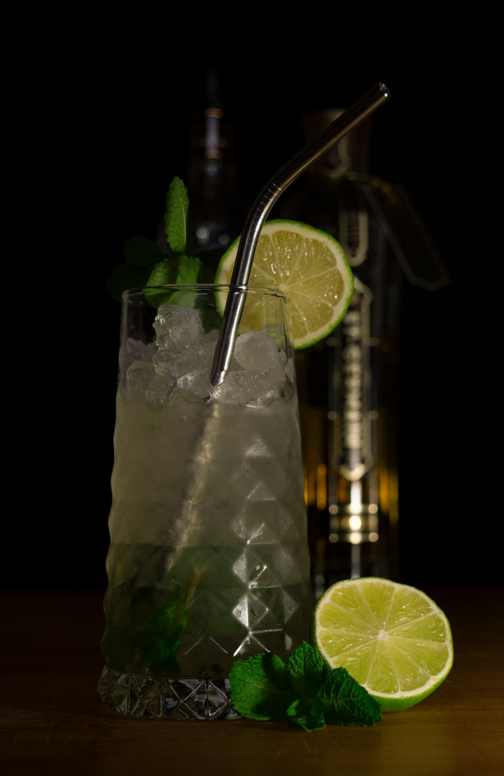 bicchiere trasparente con acqua e limone a fette