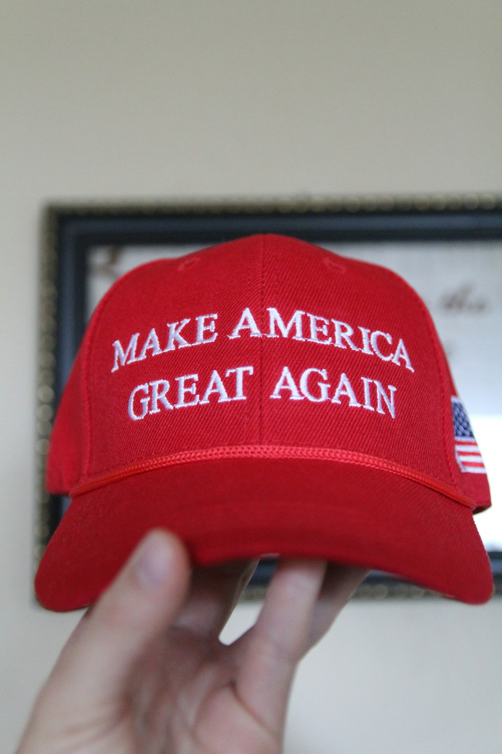Un cappello rosso che dice Make America Great Again