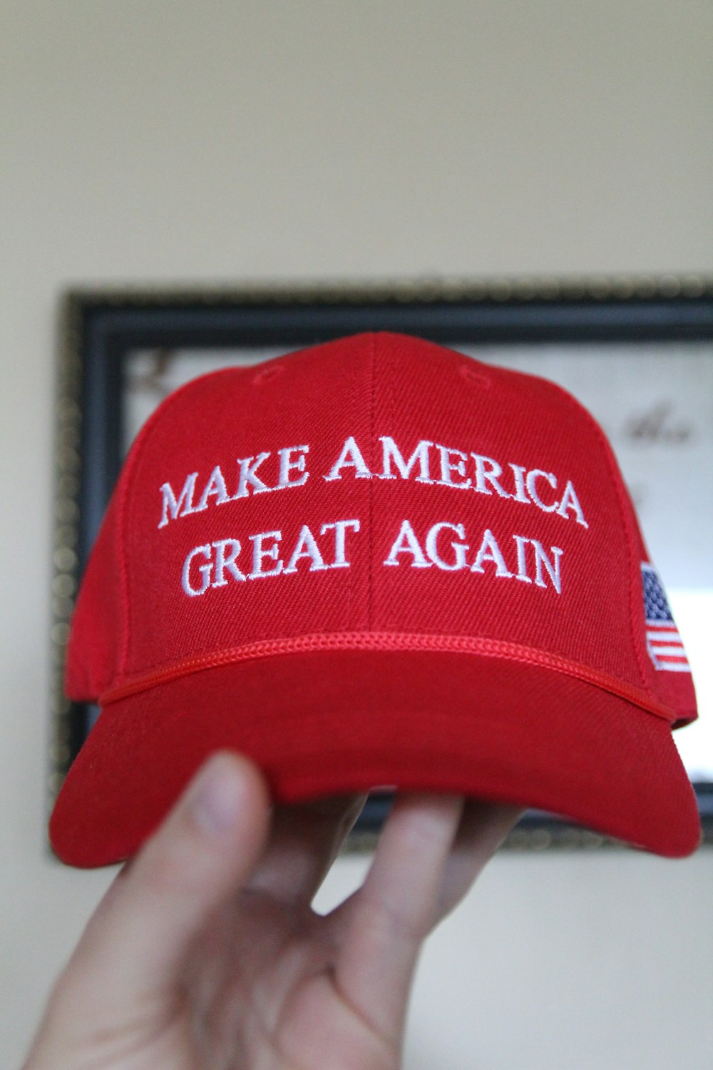 Un sombrero rojo que dice Make America Great Again