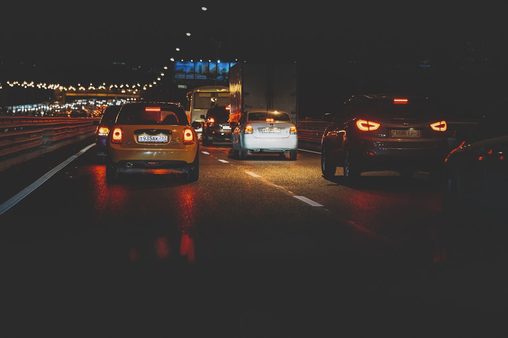 Coches en carretera durante la noche