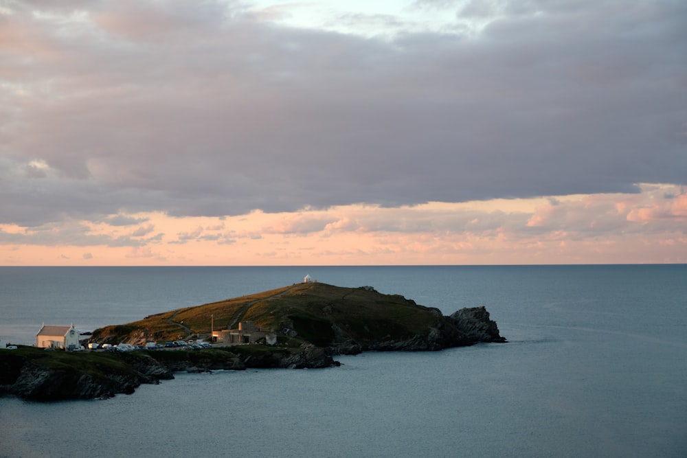 Grüne und braune Insel unter weißen Wolken und blauem Himmel tagsüber