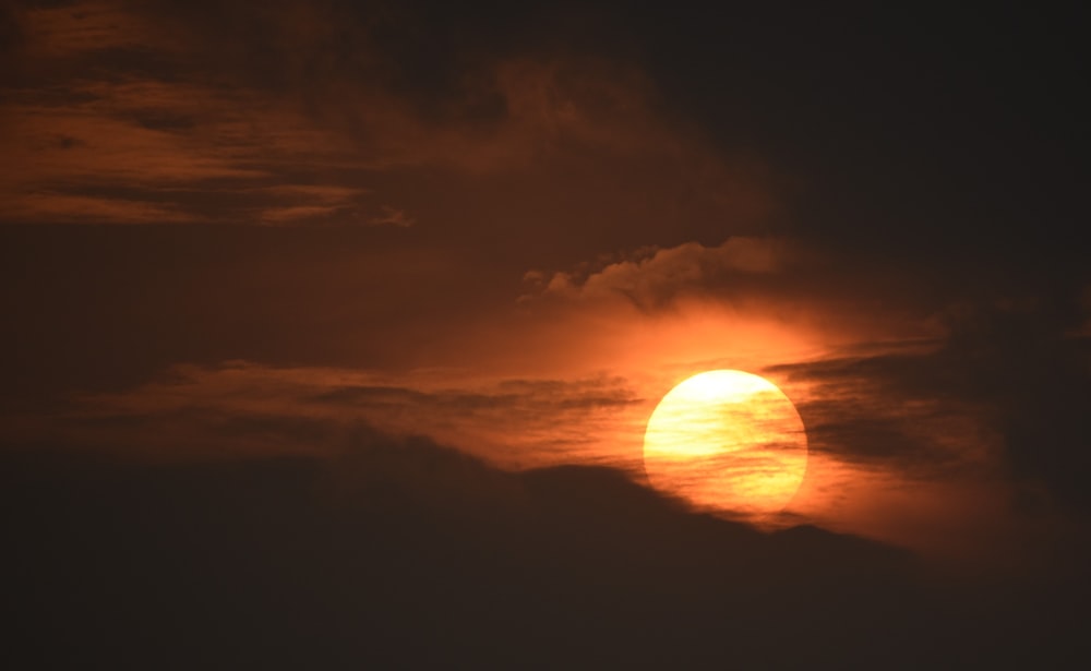 Il sole che tramonta sulle nuvole