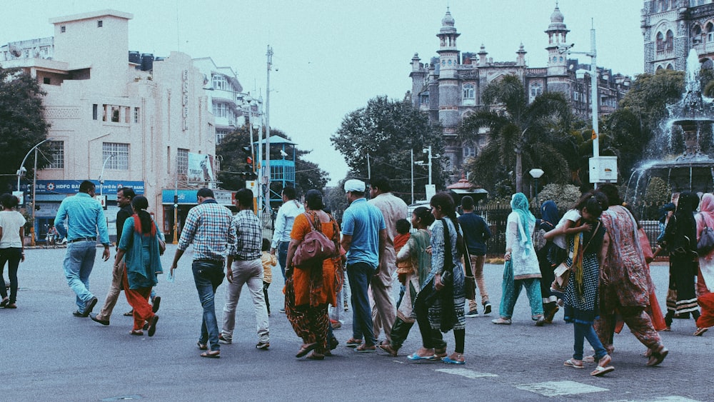 Personas caminando por la calle durante el día