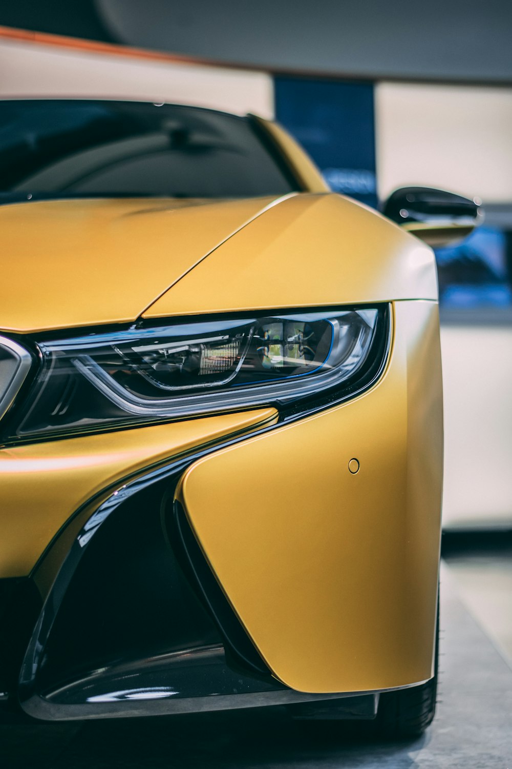 coche amarillo y negro en fotografía de primer plano