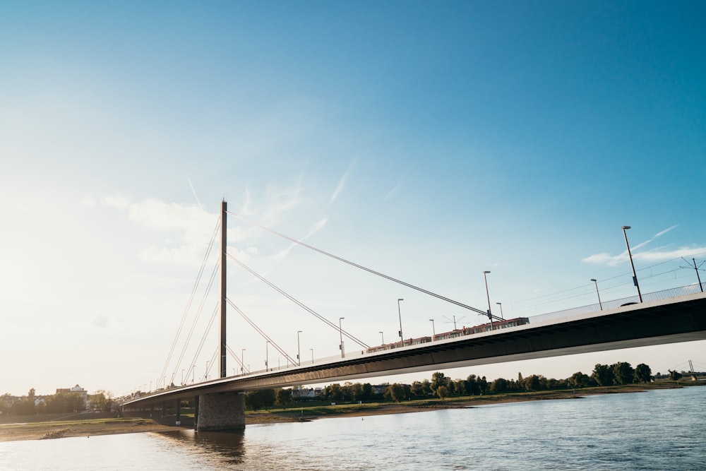 Pont blanc sur la rivière