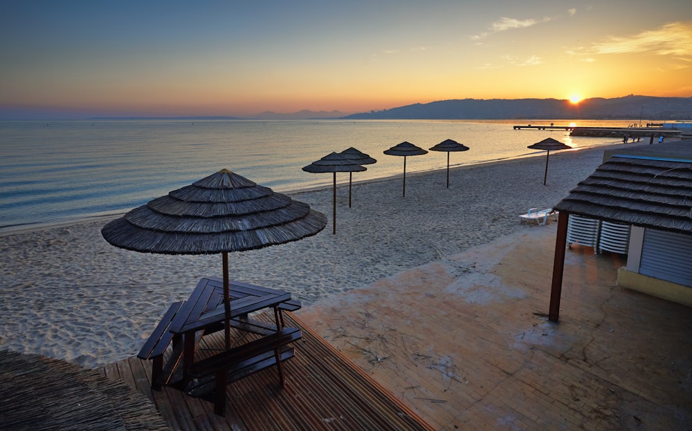 sillones de madera marrón en la playa durante el día