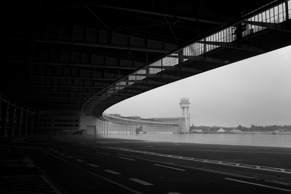 Graustufenfoto der Brücke über den Fluss