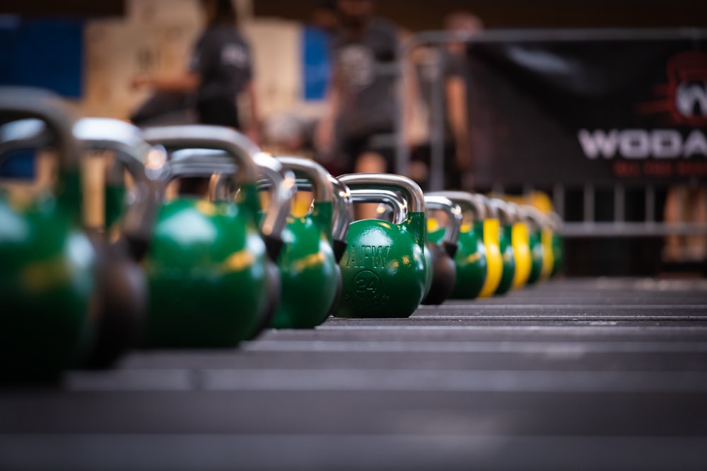 grüne, blaue und gelbe Kettlebell