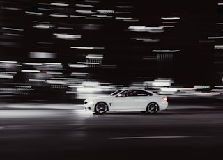 um carro em movimento à noite