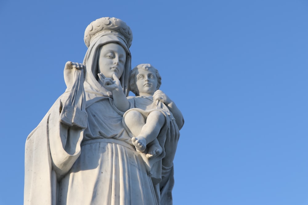 woman in white dress statue