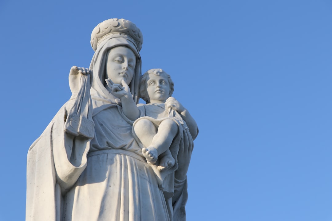 woman in white dress statue,