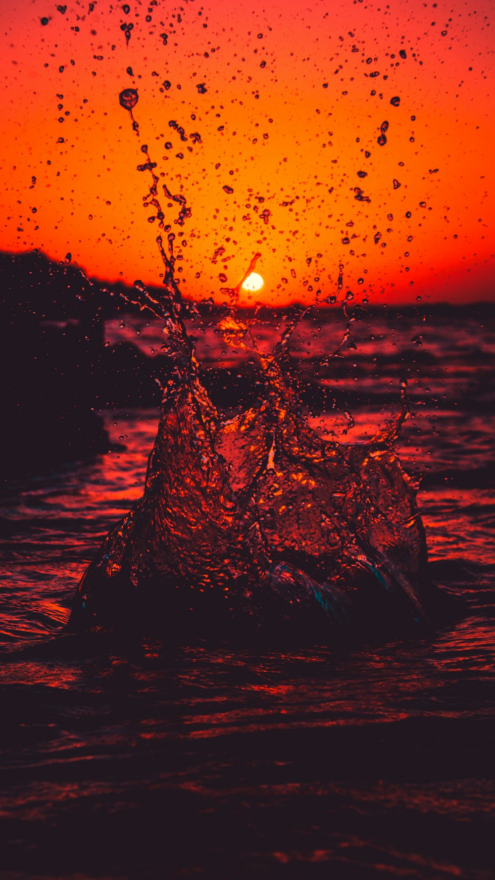 Chapoteo de agua en Black Rock durante la puesta de sol