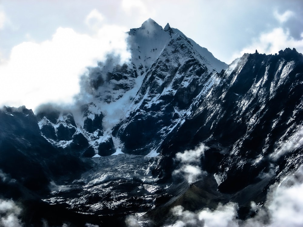 montagna in bianco e nero sotto nuvole bianche