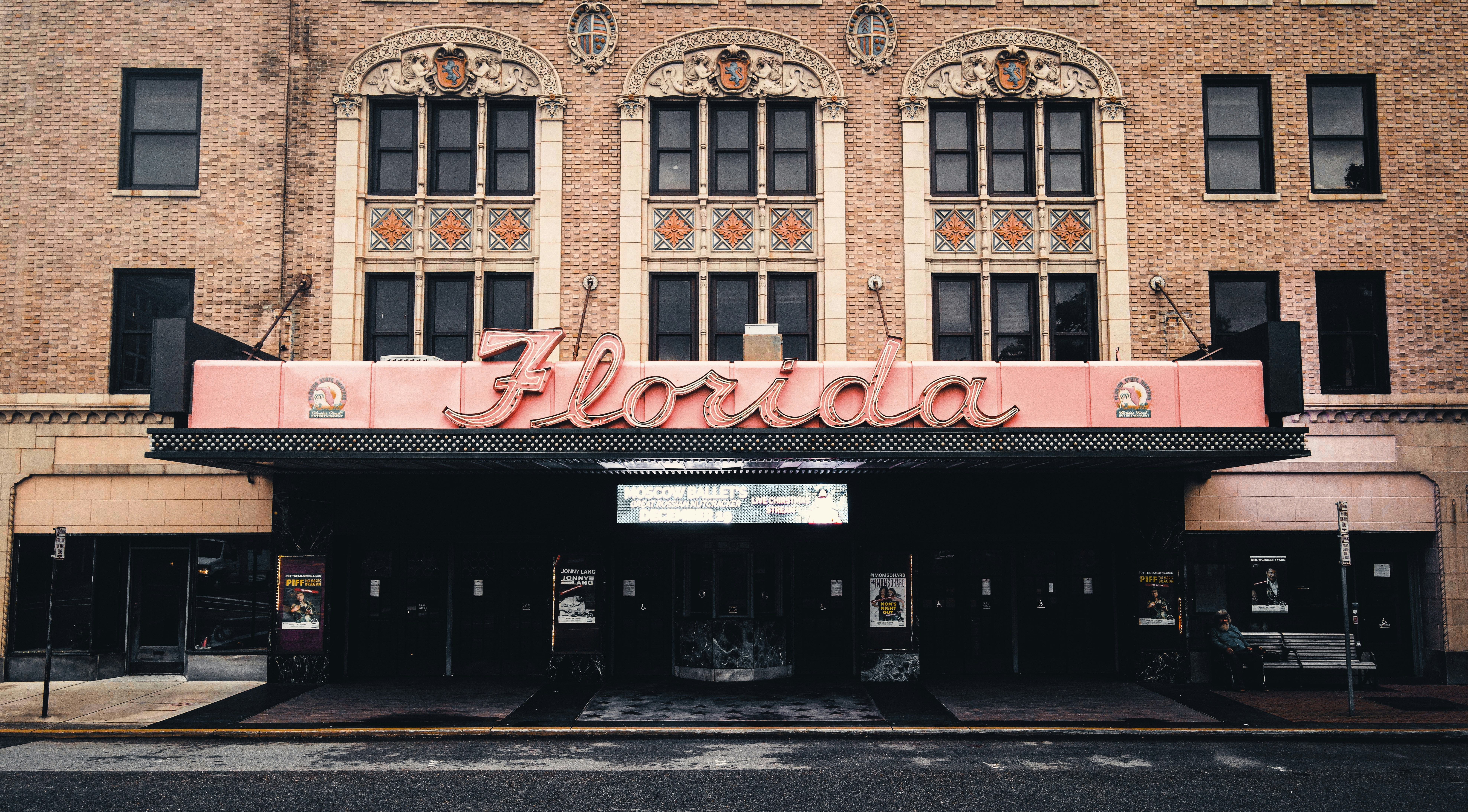 갈색과 흰색 콘크리트 건물