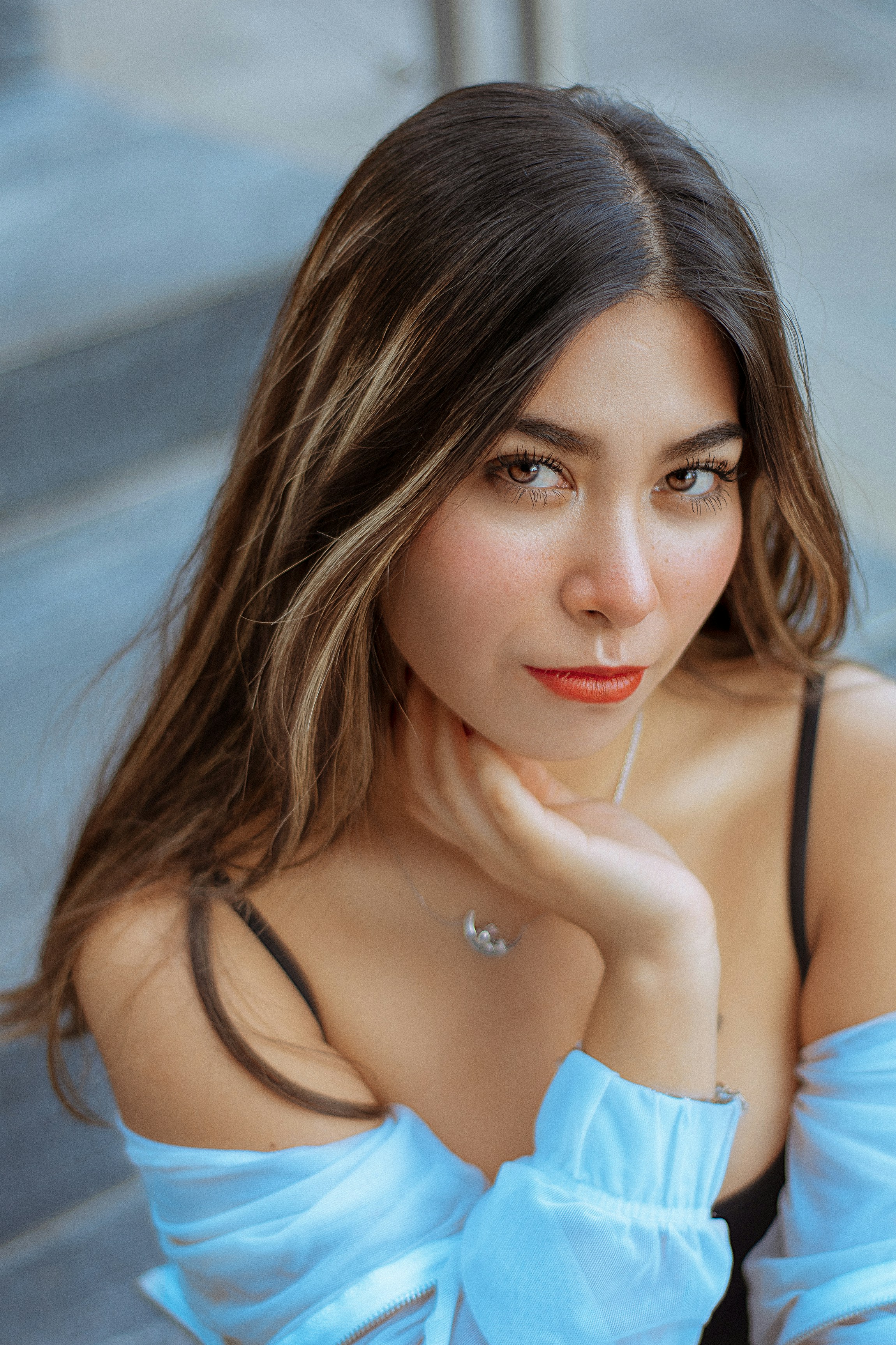 파란색과 흰색 비키니 탑에 여자