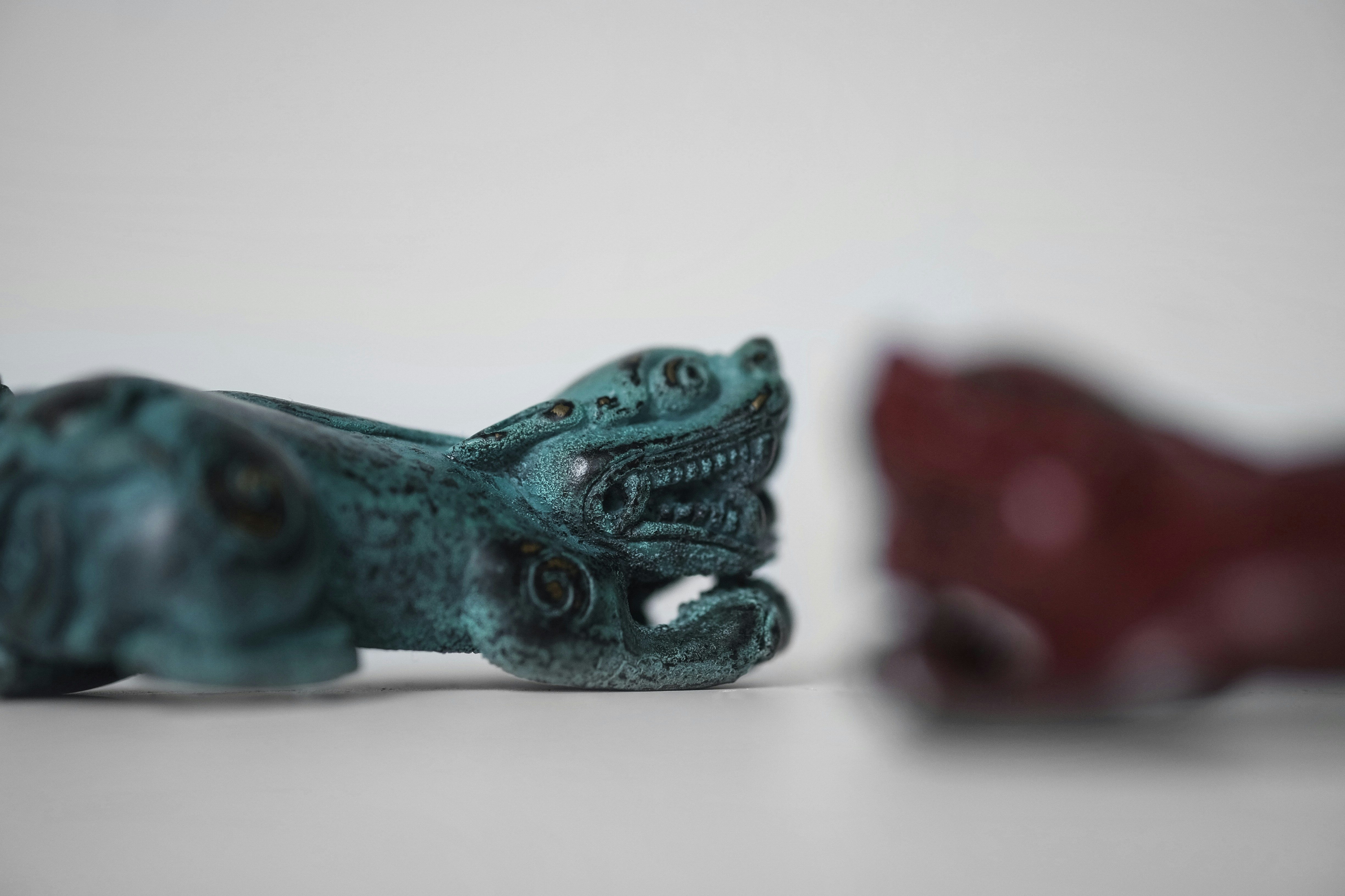 Figurine de dragon bleu sur table blanche