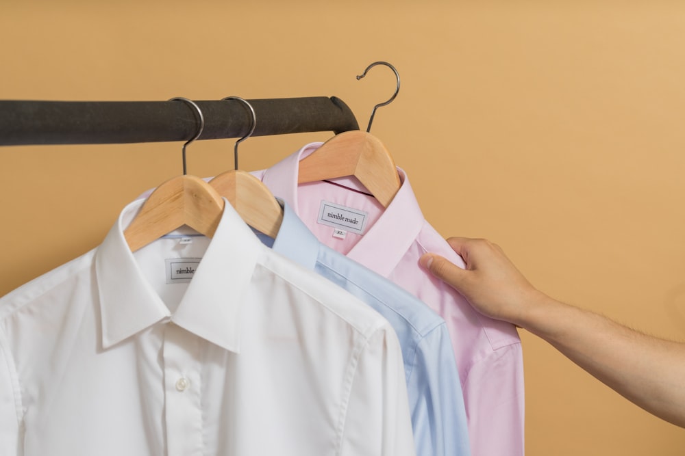 chemise blanche boutonnée sur cintre marron