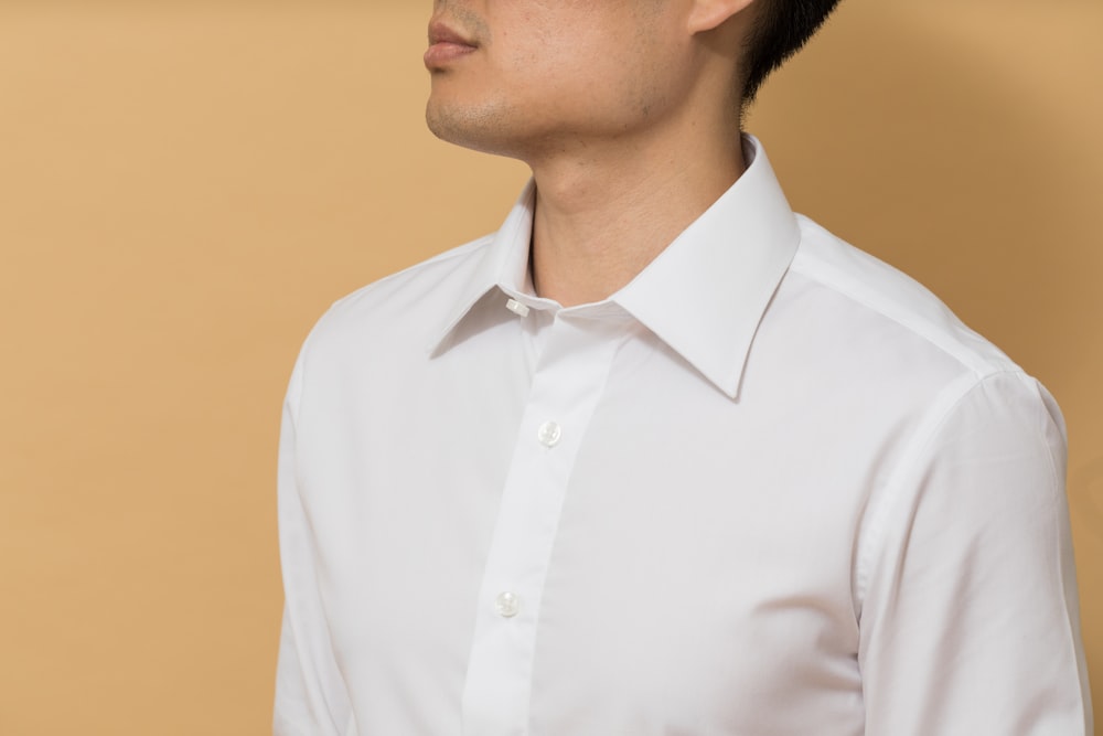 Mann in weißem Button-Up-Hemd