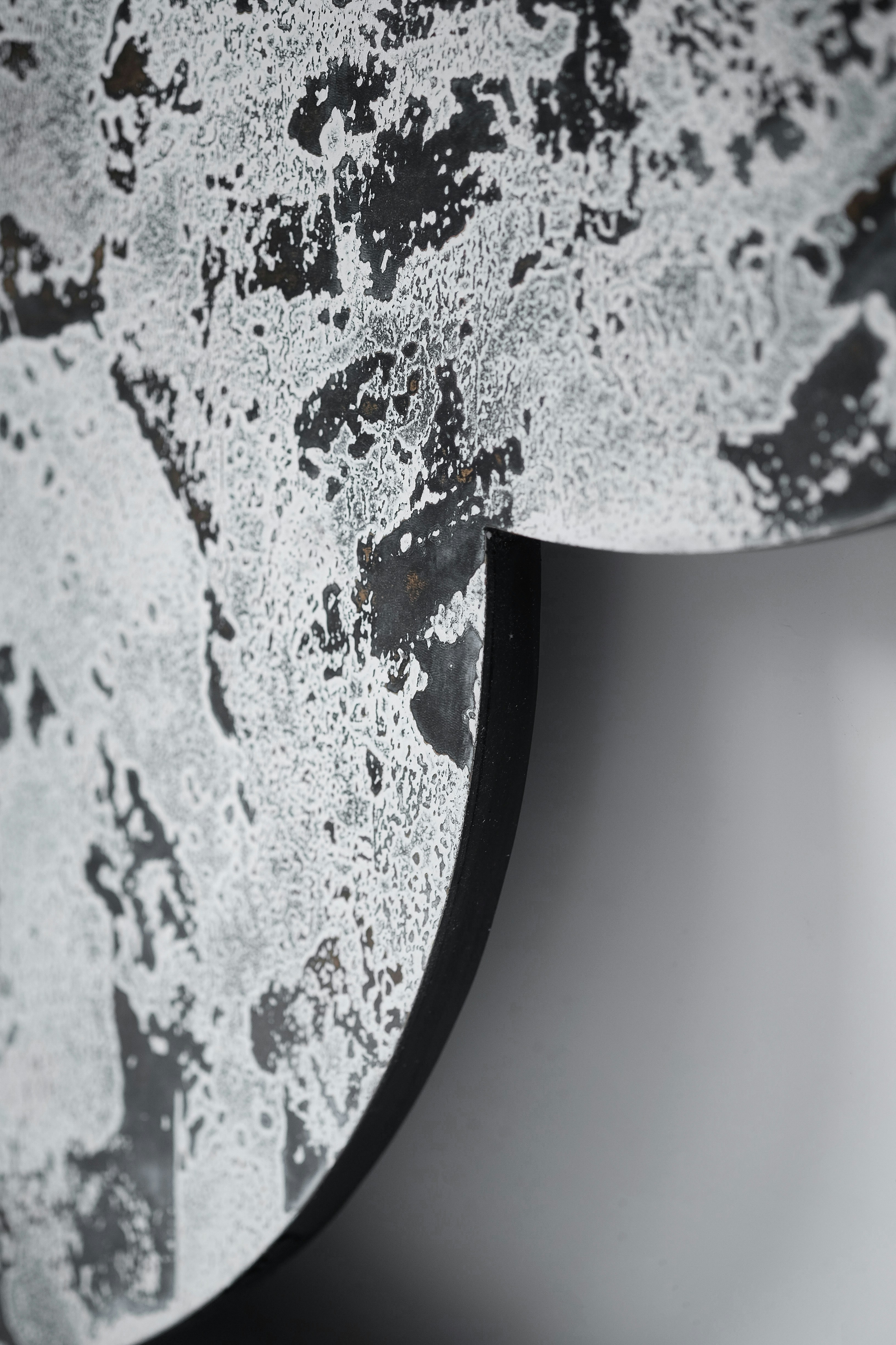 黒い丸皿に水の写真 Unsplashで見つけるグレーの無料写真