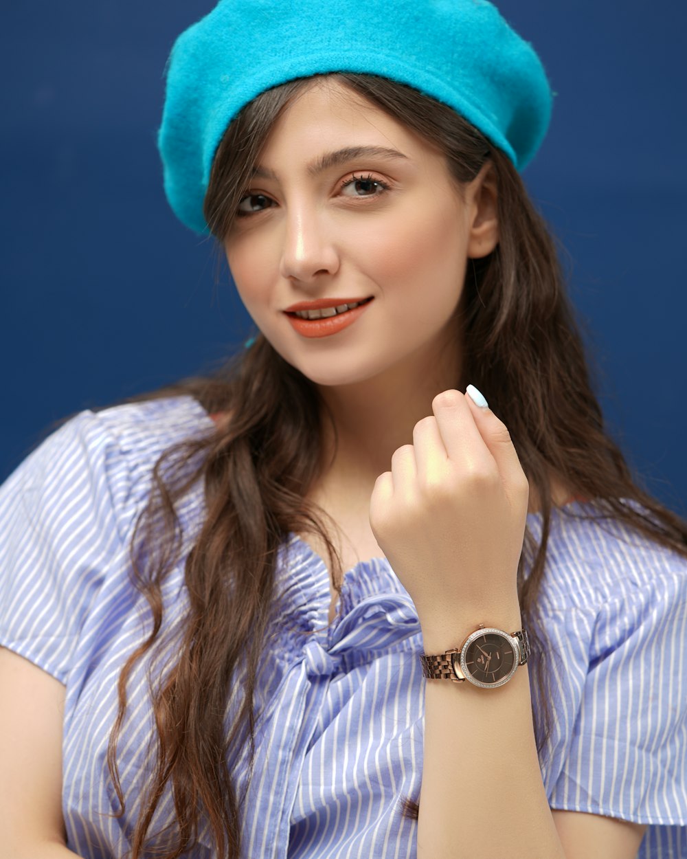 Femme en chemise rayée bleue et blanche et casquette bleue