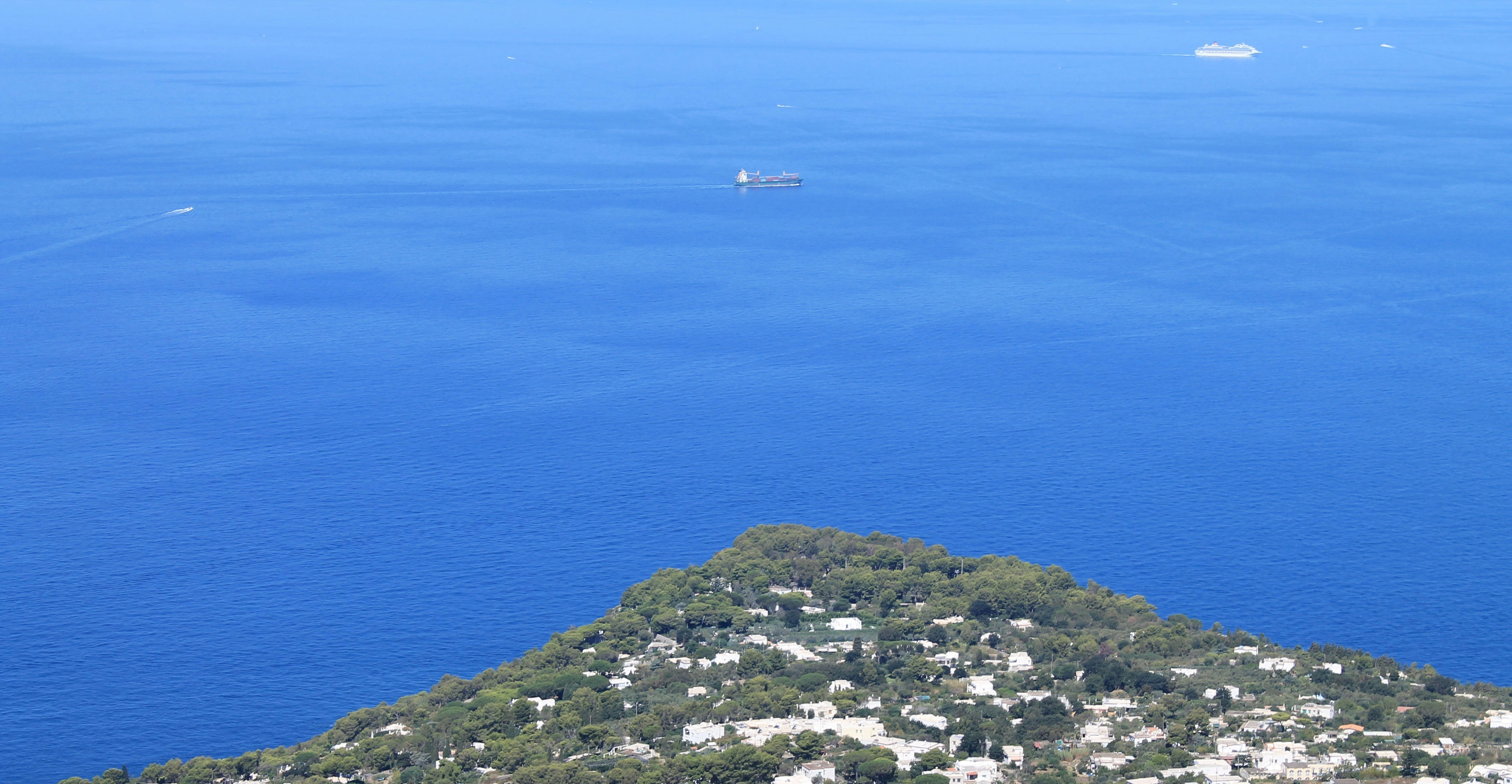 Bateau blanc sur la mer bleue pendant la journée
