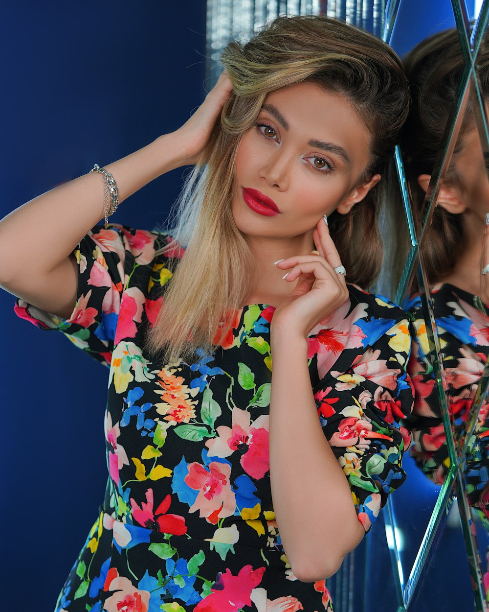 Mujer con vestido floral azul, blanco y rojo