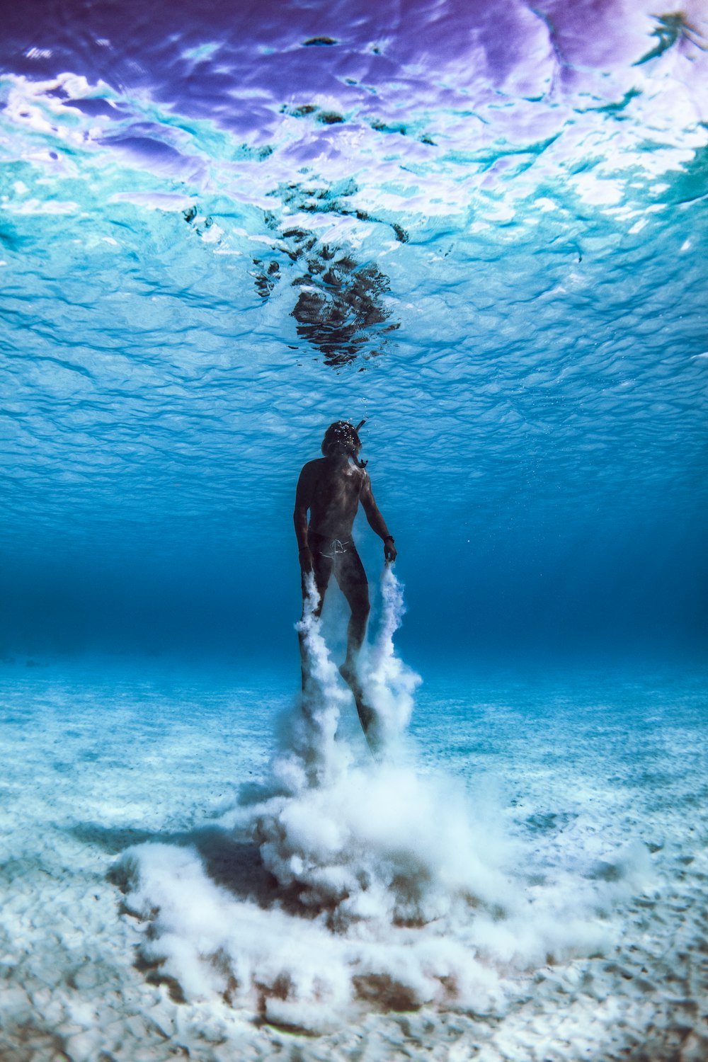 水の上に立つ黒いショートパンツの男