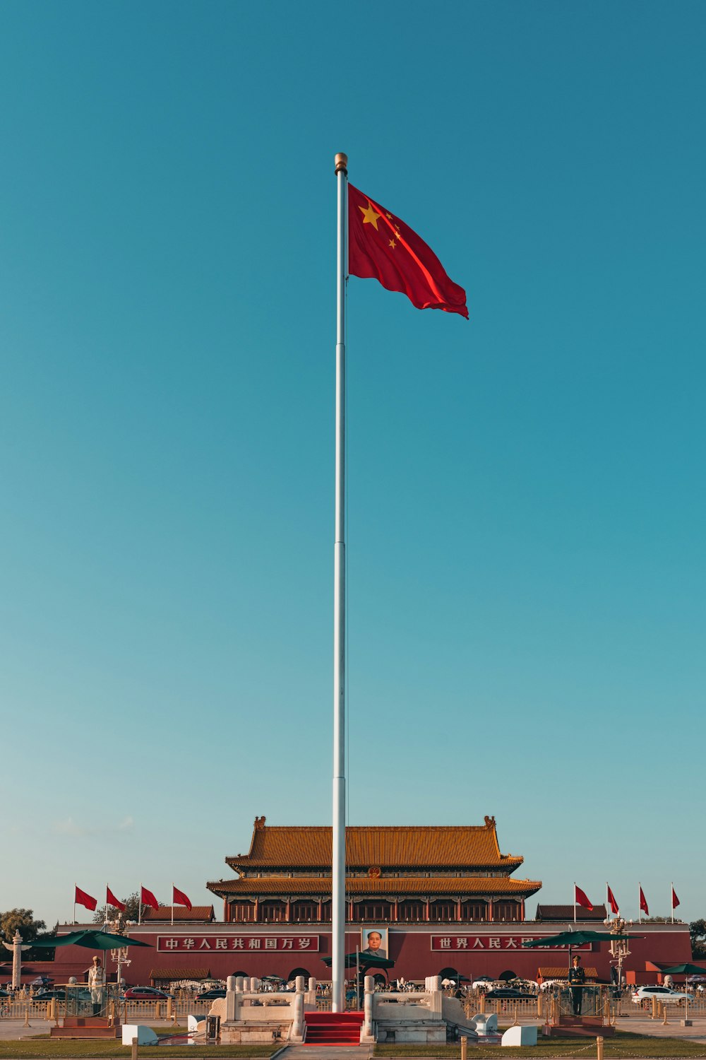 Bandera de nosotros A en el mástil bajo el cielo azul durante el día