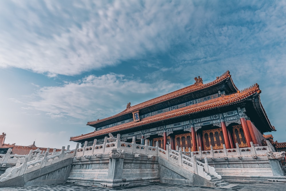 Templo rojo y blanco bajo el cielo azul durante el día