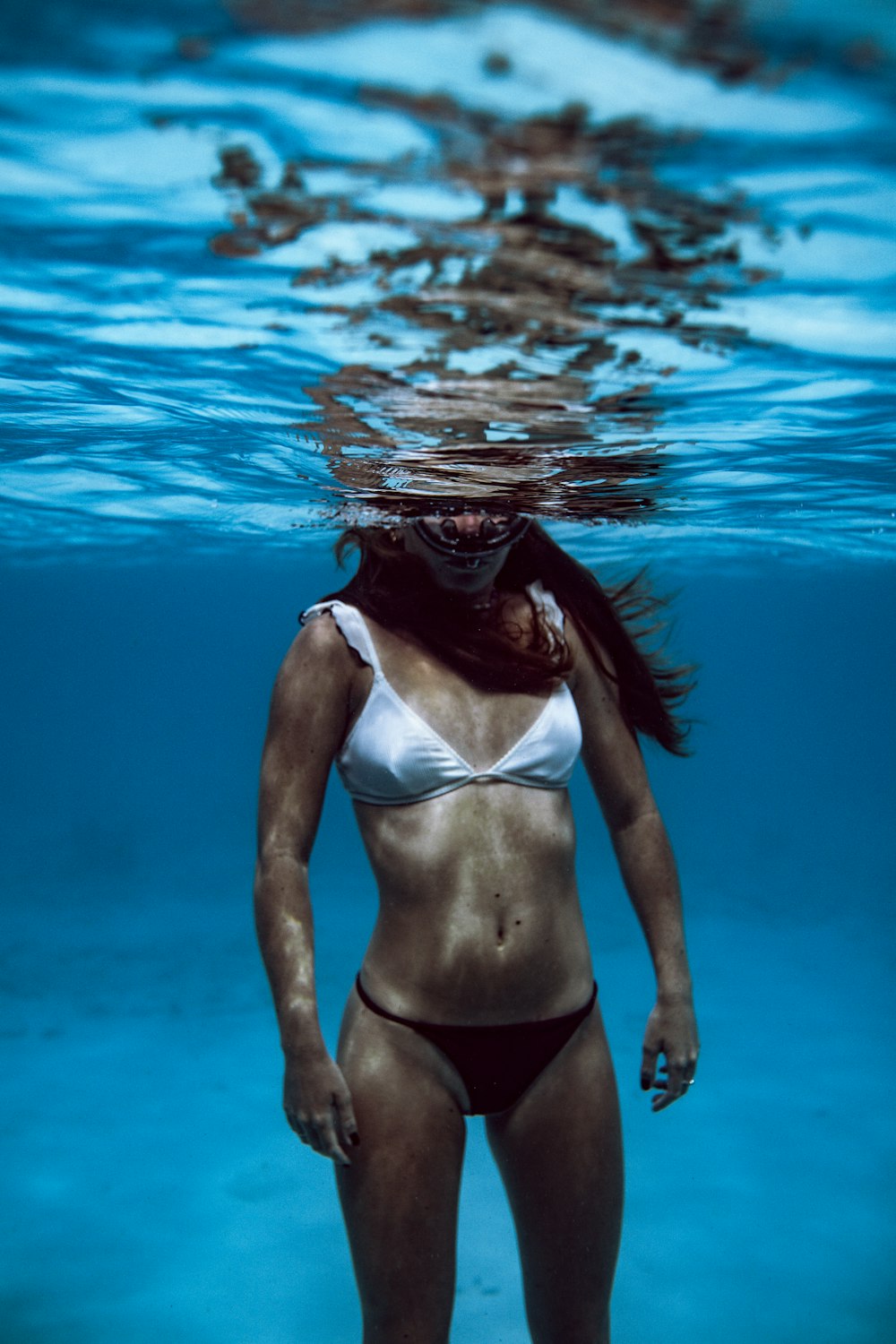 Foto Mujer en bikini blanco en agua – Imagen Trajes de baño gratis en  Unsplash