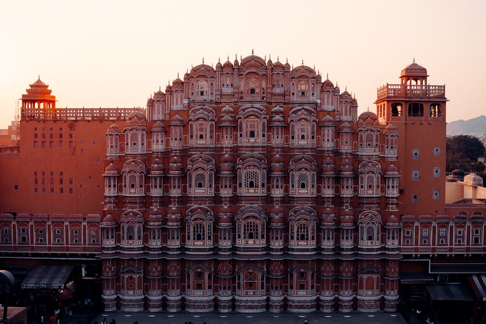 Edificio de hormigón marrón durante el día