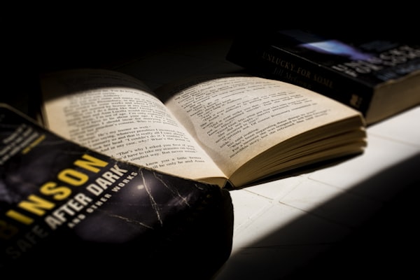 Offenes Buch auf hellem Tisch