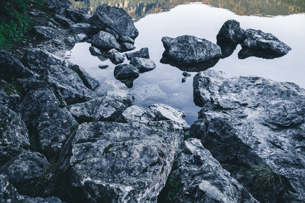 Formación de rocas grises en el cuerpo de agua durante el día