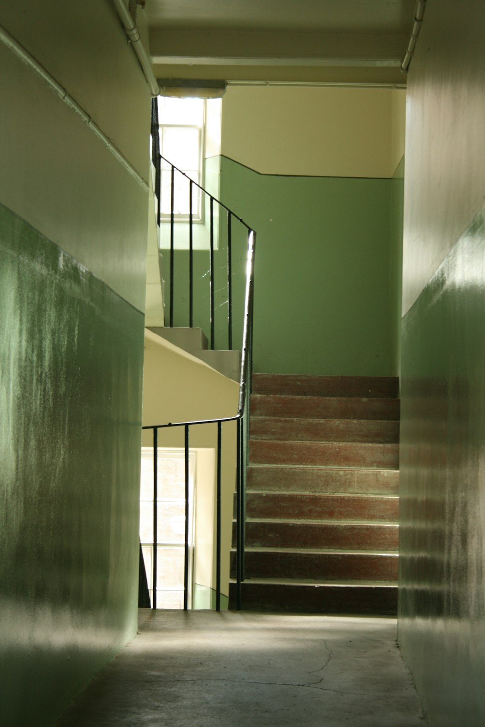 녹색과 노란색 콘크리트 계단