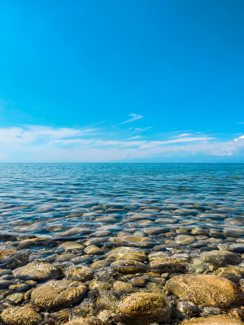 L’eau bleue de l’océan sous le ciel bleu pendant la journée