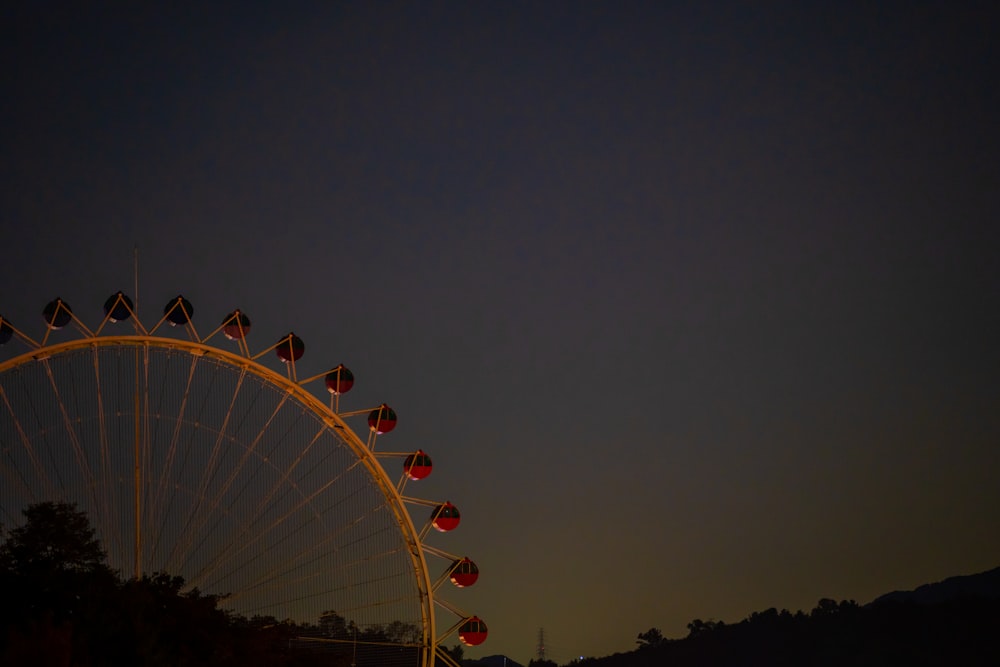 Menschen, die tagsüber mit dem Riesenrad fahren