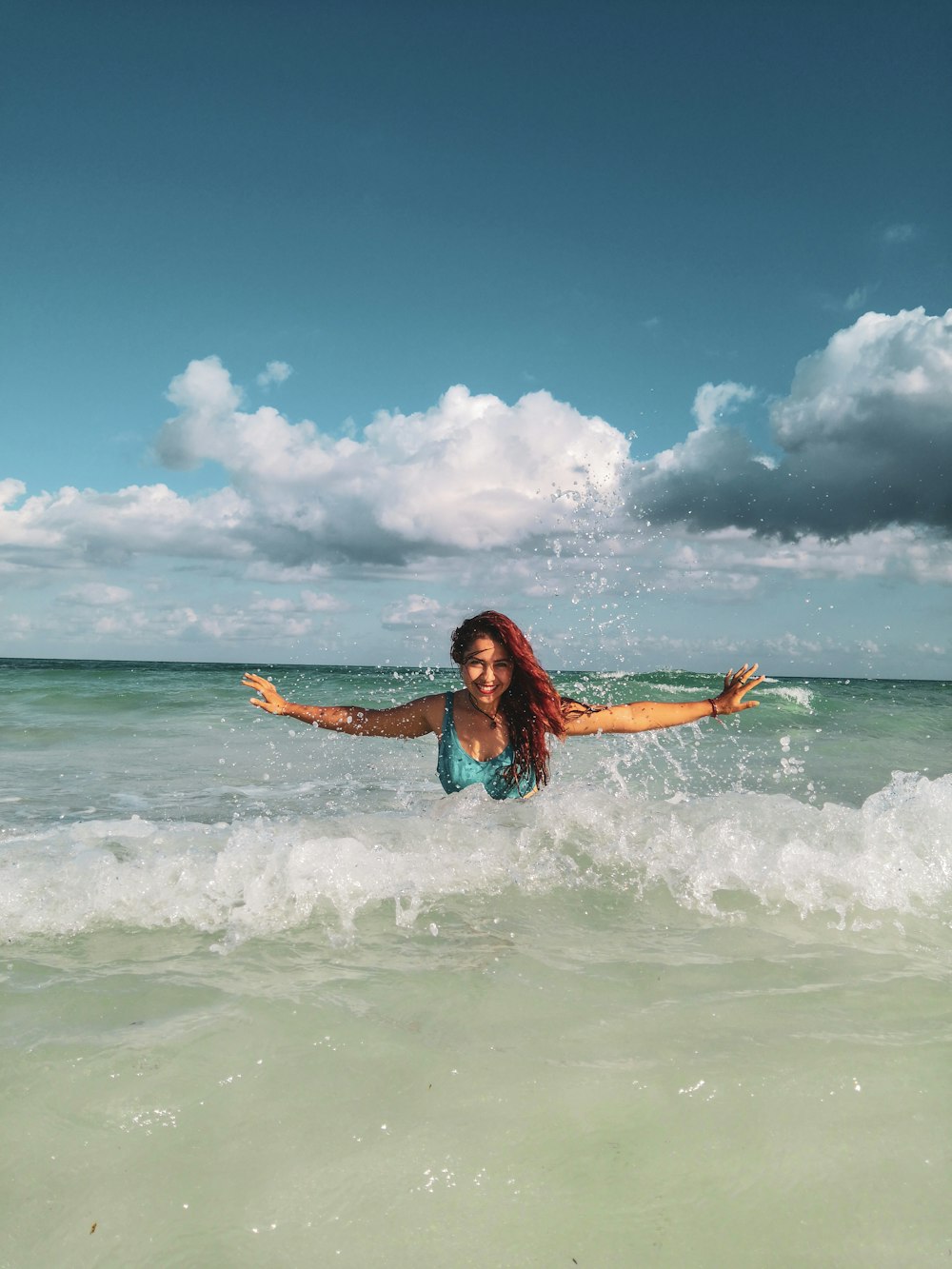 femme en haut de bikini bleu sur la plage pendant la journée