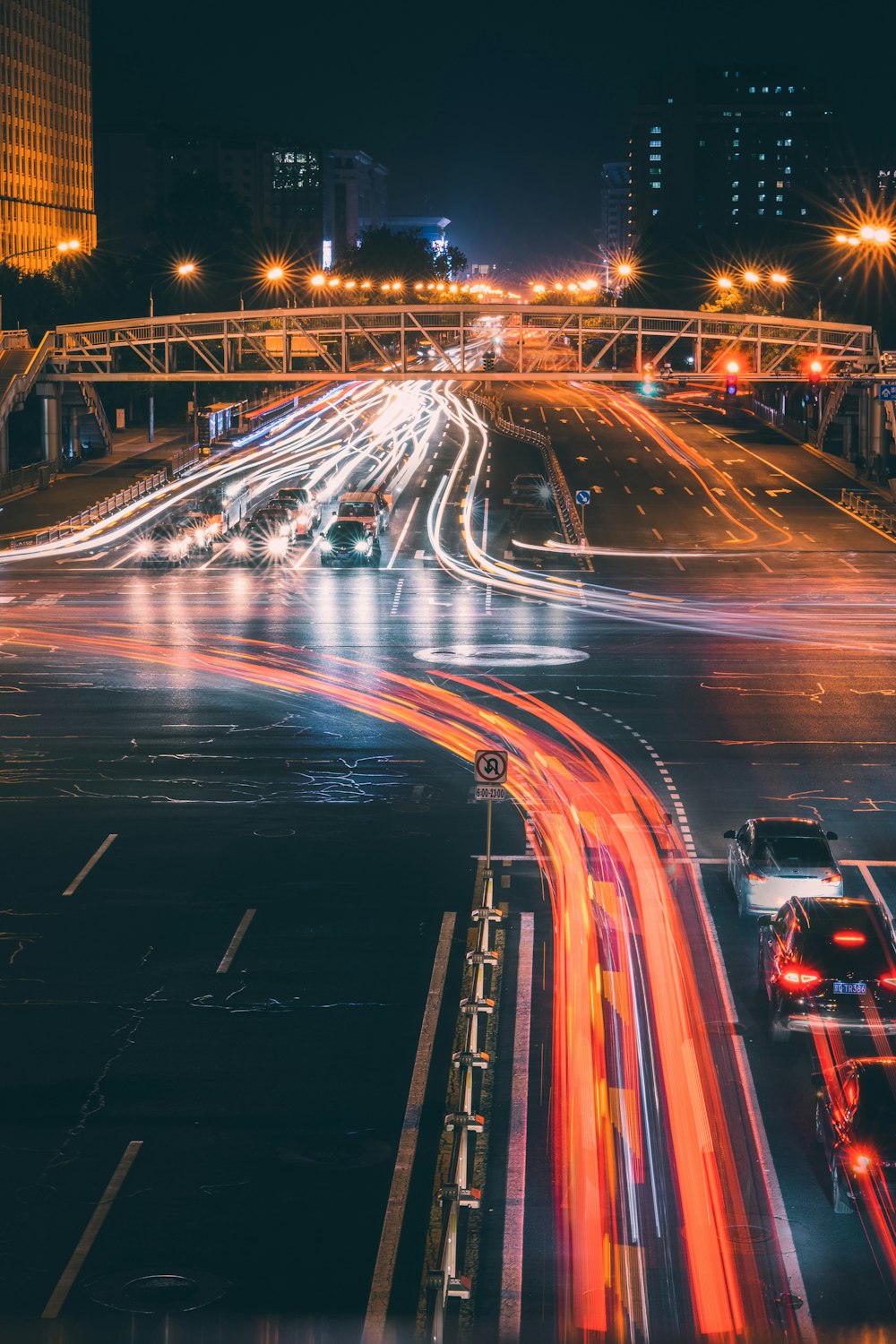 Photographie en accéléré de voitures sur la route pendant la nuit