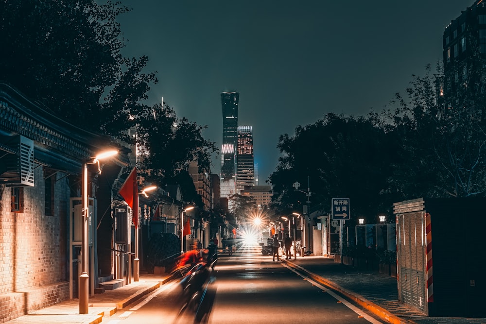 Coches en la carretera durante la noche