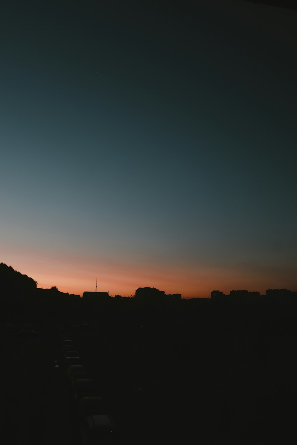 Silhouette von Gebäuden bei Sonnenuntergang