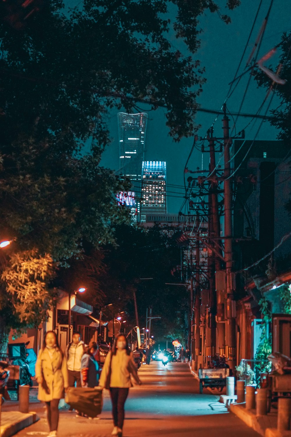 Personas que caminan por la calle durante la noche