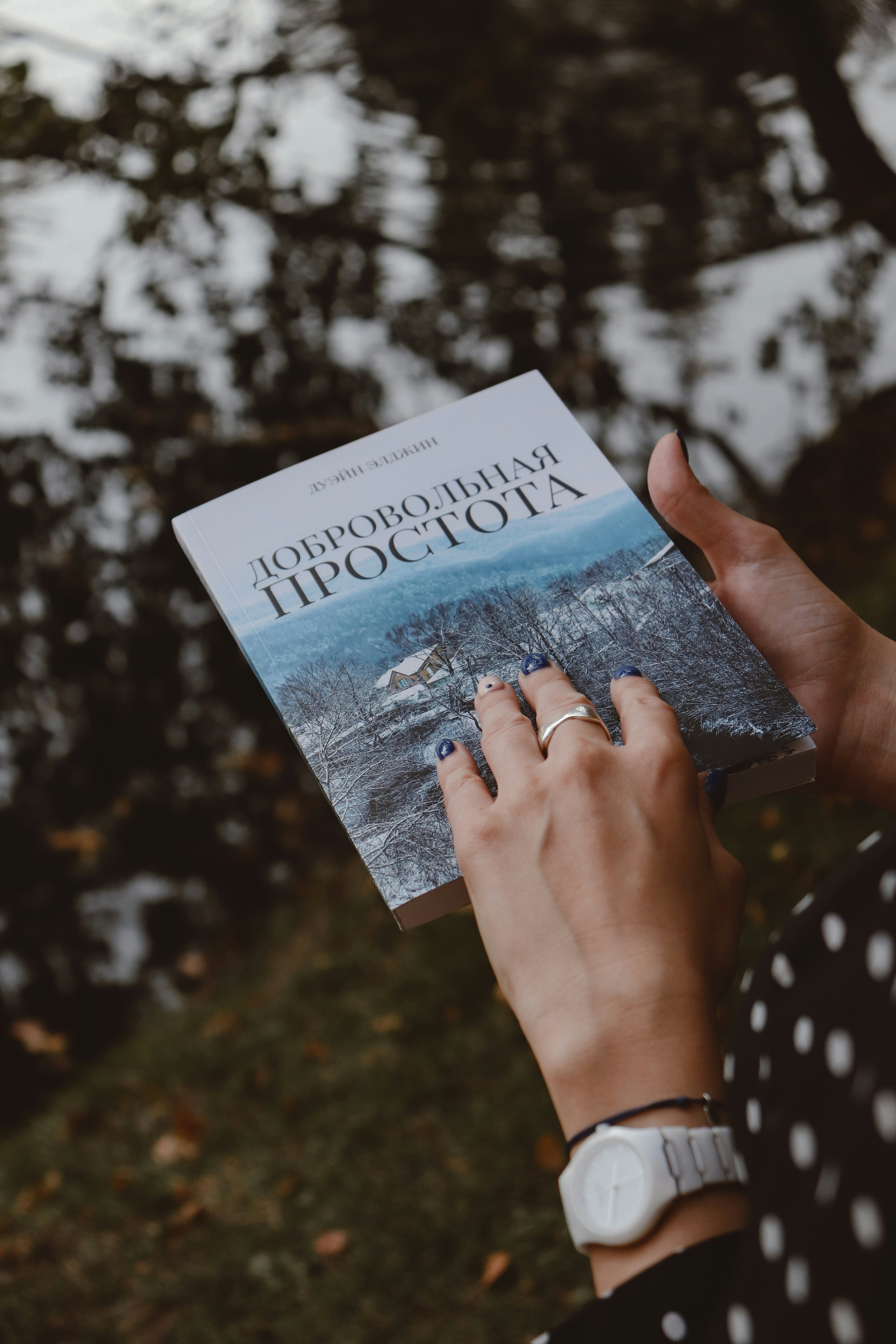 Person, die eine Happy Birthday to You-Karte hält